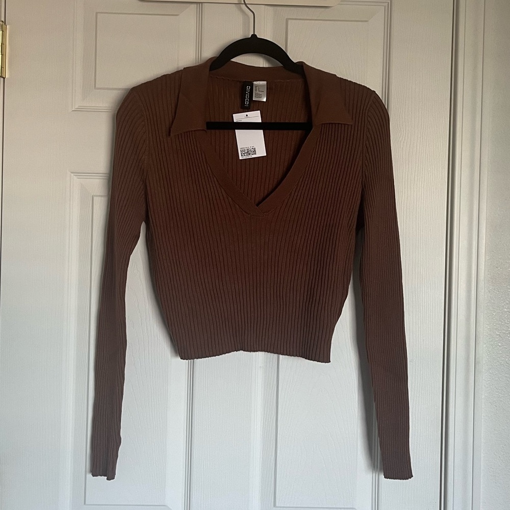 Cropped, collared v-neck shirt